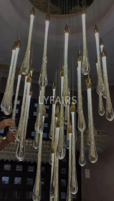 Lampadario a sospensione con gocce di vetro per atrio, lampadario a chiocciola per soffitto alto, finitura oro