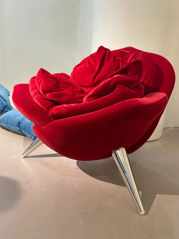 Poltrona in stile italiano con petali di rosa