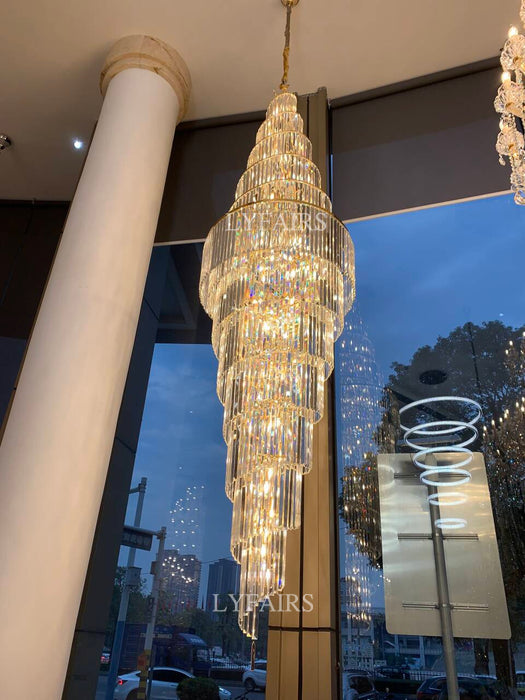 Lustre en cristal spiralé de luxe extra large avec finition dorée