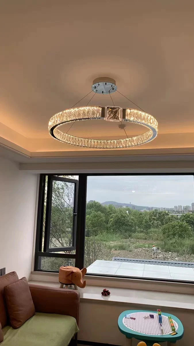 Lampadario moderno con ciondolo a forma di anello di cristallo, di lusso e leggero, adatto per soggiorno/sala da pranzo/camera da letto.
