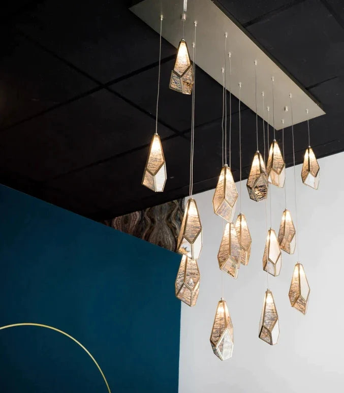 Lustre suspendu à plusieurs gouttes en diamant à taille irrégulière, finition laiton antique