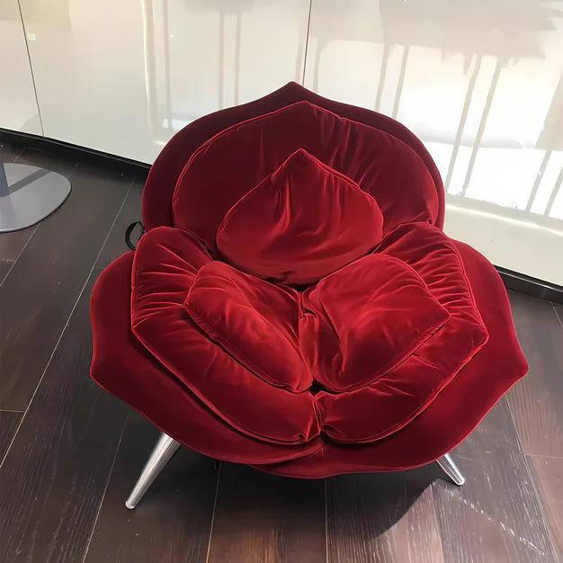 Poltrona in stile italiano con petali di rosa