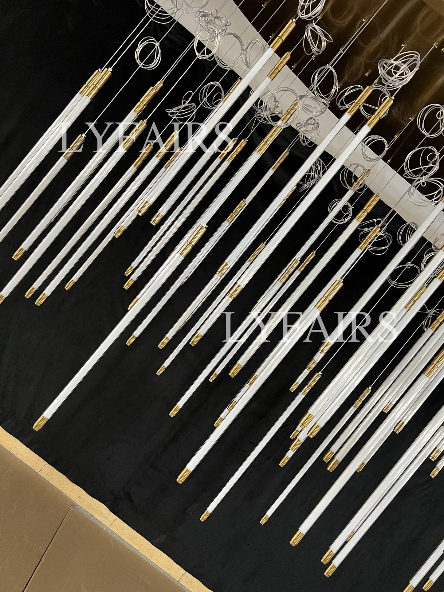 Lampadario a sospensione galleggiante Lightsabers moderno con sistema 512 per effetto pioggia