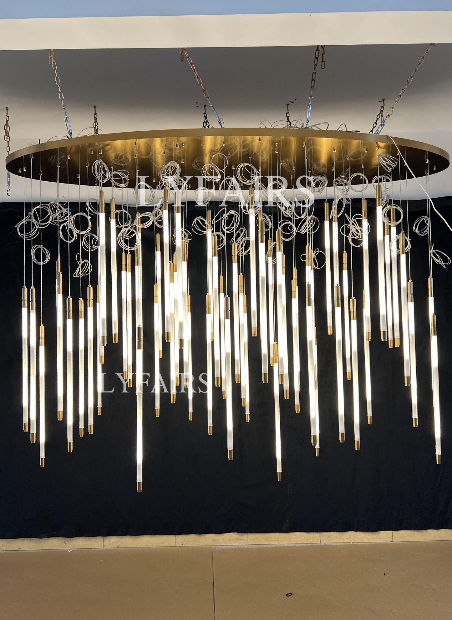 Lampadario a sospensione galleggiante Lightsabers moderno con sistema 512 per effetto pioggia