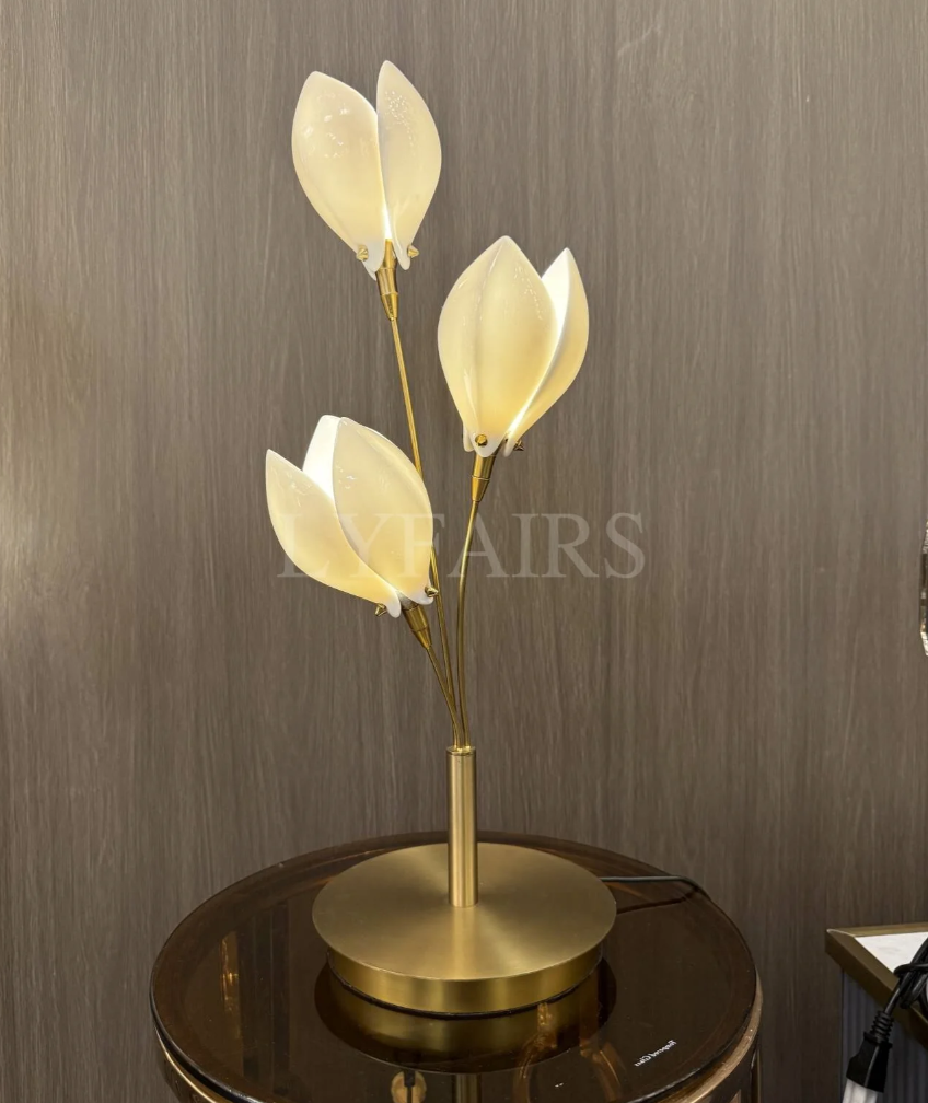 Elegant Magnolia Ceramics Table Lamp