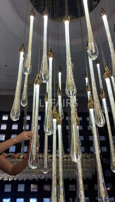 Lampadario a sospensione con gocce di vetro per atrio, lampadario a chiocciola per soffitto alto, finitura oro