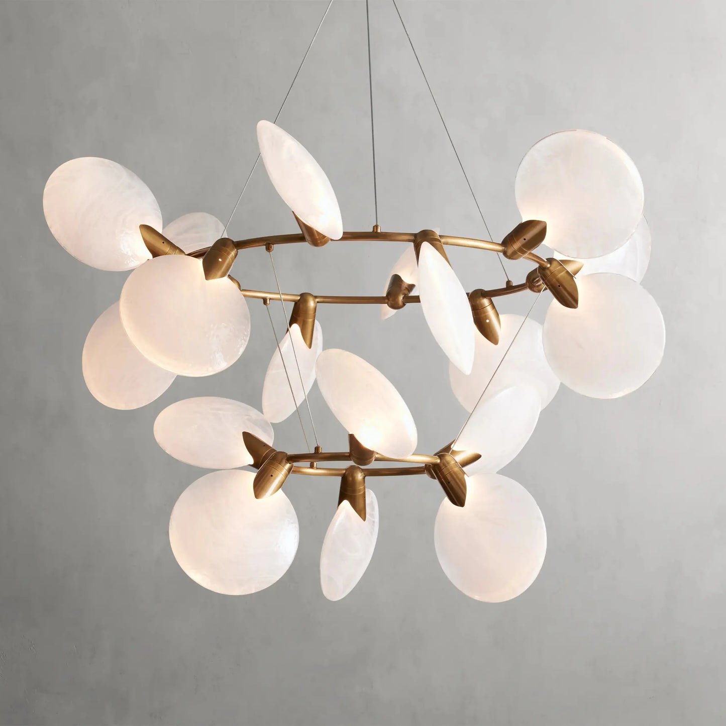 Lampadario moderno a due livelli in vetro traslucido soffiato a mano a forma di petalo