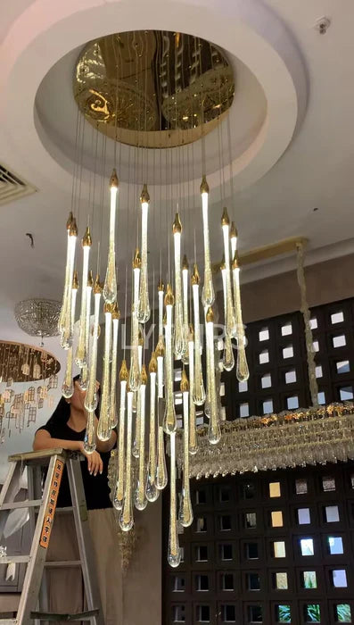 Lampadario a sospensione con gocce di vetro per atrio, lampadario a chiocciola per soffitto alto, finitura oro