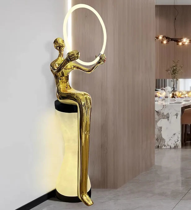 Lampada da terra raffigurante una statua di uomo seduto