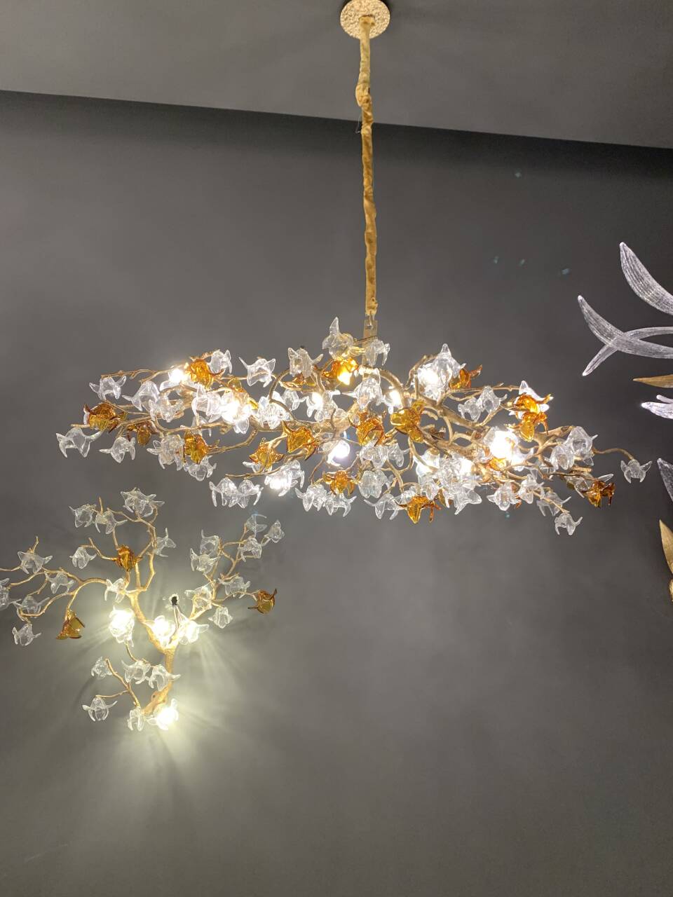 Lustre en verre à branches en laiton et fleurs, design artistique recommandé par un designer, pour salon, salle à manger ou îlot de cuisine
