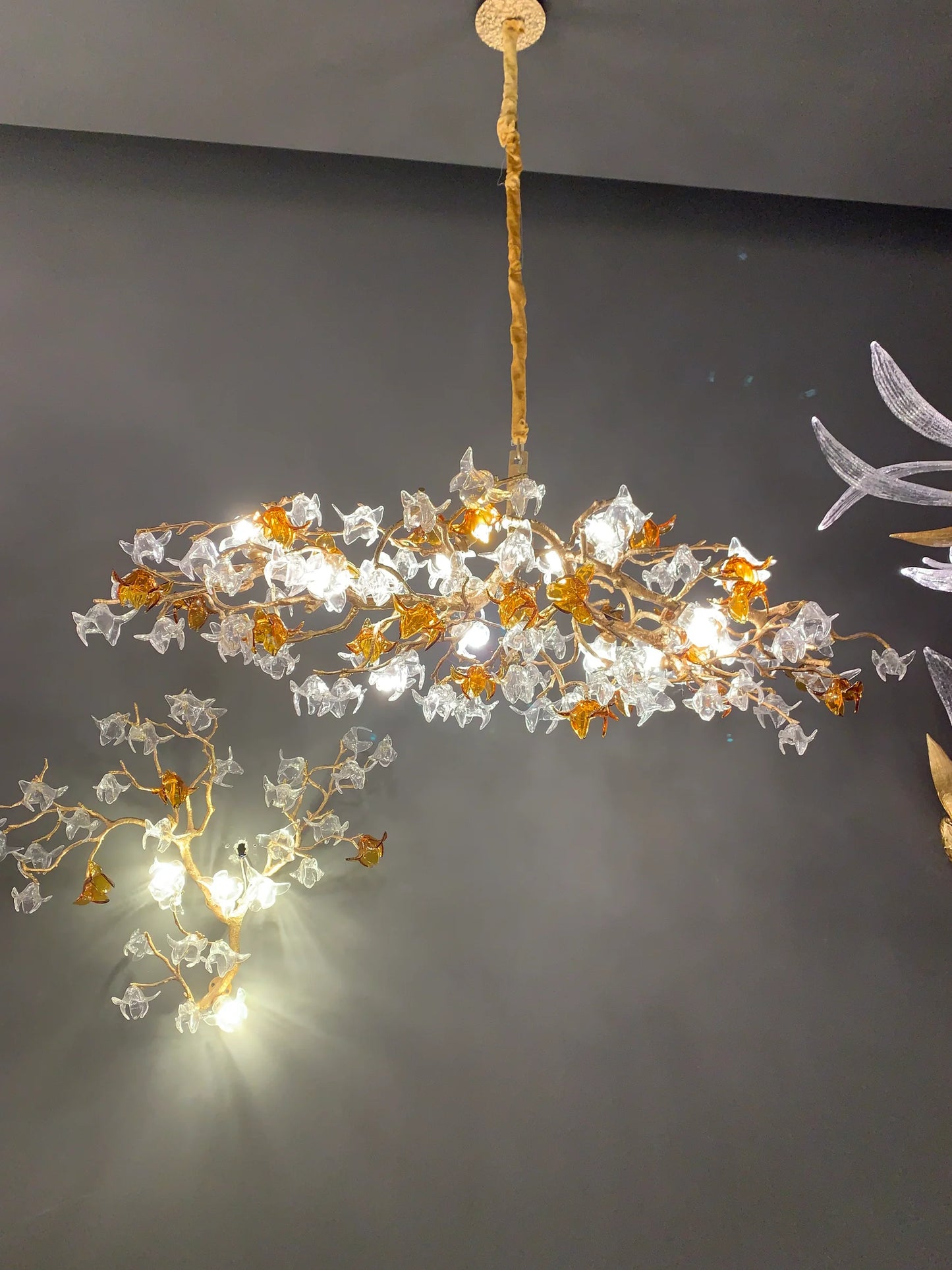 Lustre en verre à branches en laiton et fleurs, design artistique recommandé par un designer, pour salon, salle à manger ou îlot de cuisine