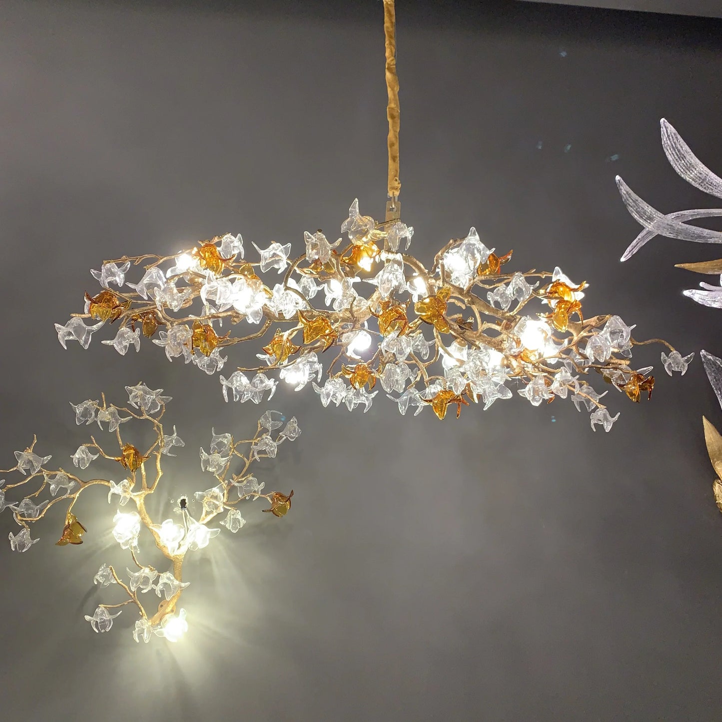 Lustre en verre à branches en laiton et fleurs, design artistique recommandé par un designer, pour salon, salle à manger ou îlot de cuisine