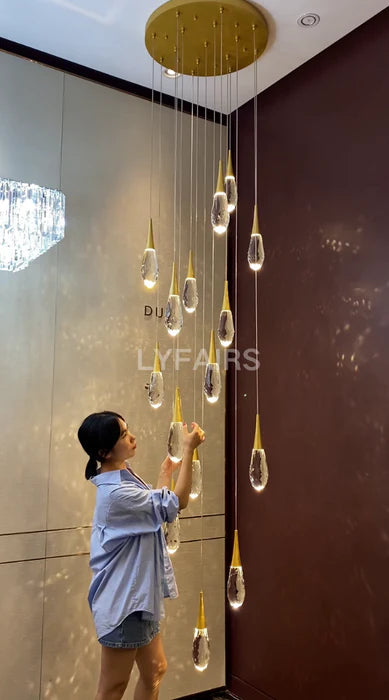 Lustre moderne en cristal flottant en forme de goutte d'eau pour plafond haut