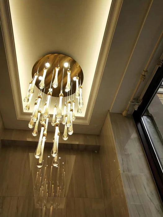 Lampadario a sospensione con gocce di vetro per atrio, lampadario a chiocciola per soffitto alto, finitura oro