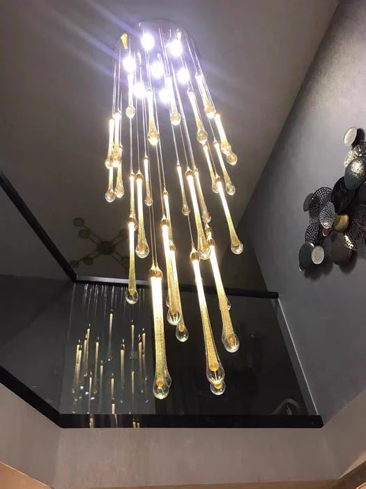 Lampadario a sospensione con gocce di vetro per atrio, lampadario a chiocciola per soffitto alto, finitura oro
