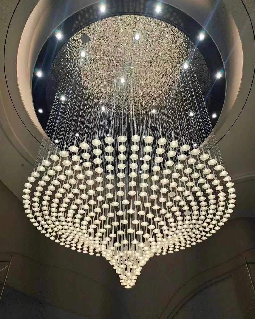 Lustre moderne à chapeau flottant pour plafond haut