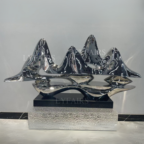Scultura moderna in acciaio inossidabile a catena montuosa continua
