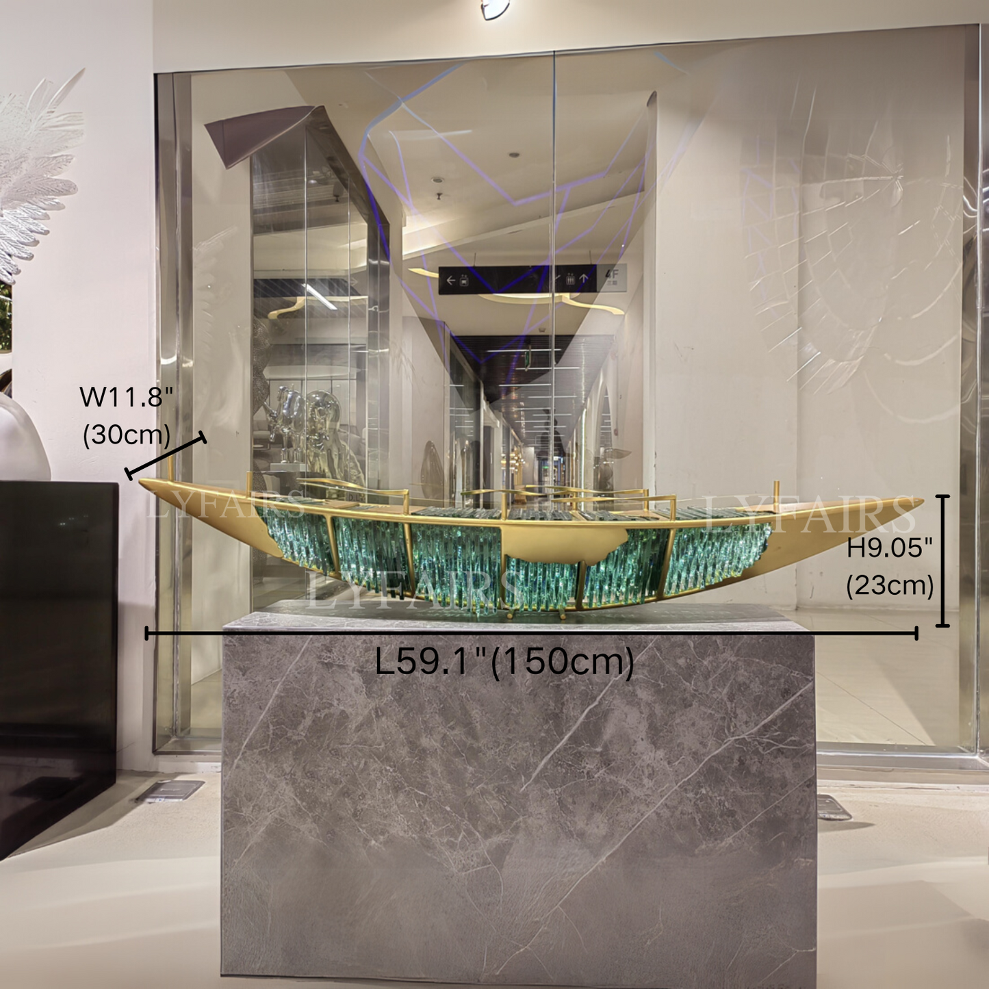 Statue du navire d'or sur les eaux infinies