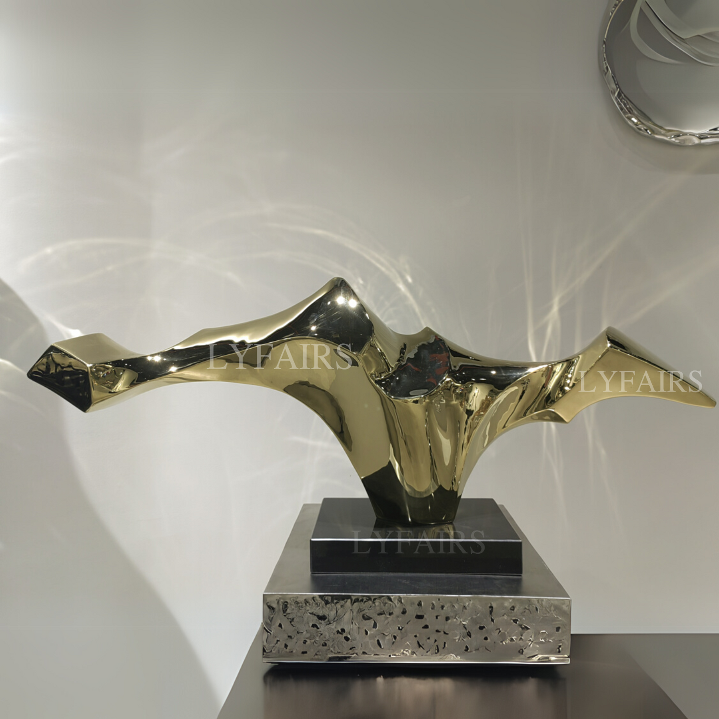 Scultura in acciaio inossidabile della fontana dorata