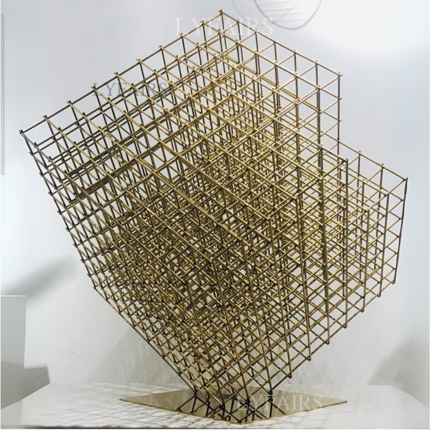 Sculpture moderne en cube d'or