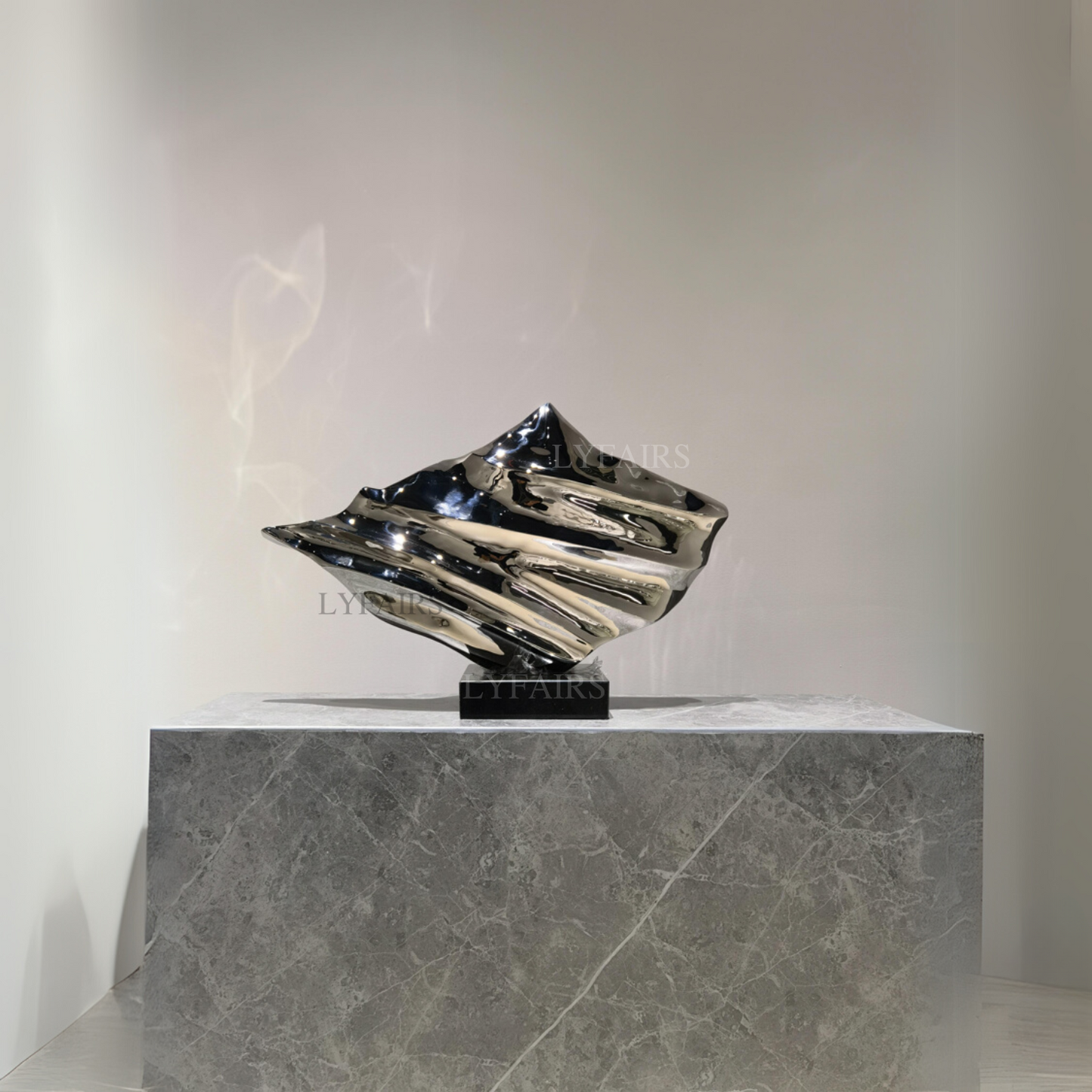 Sculpture d'art abstrait moderne en forme de vague métallique