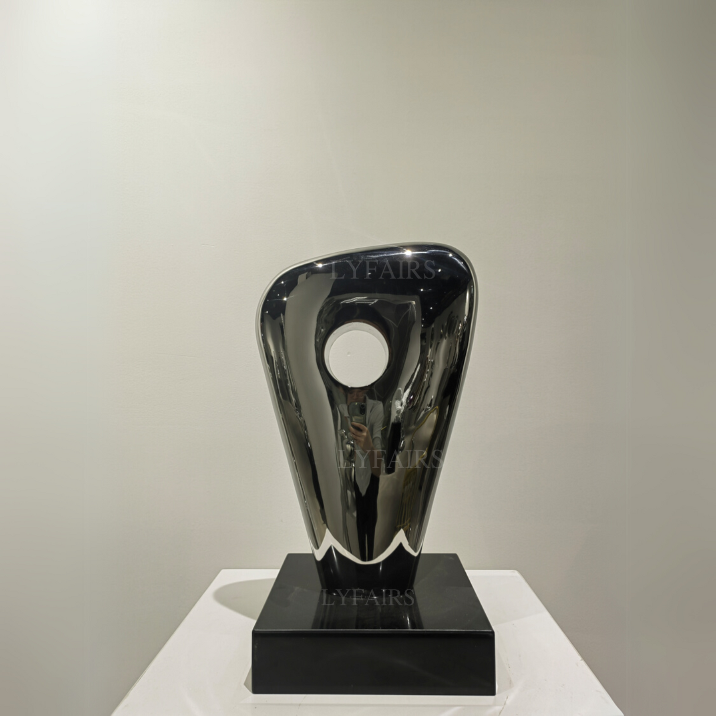 Scultura ovale cava metallica astratta moderna