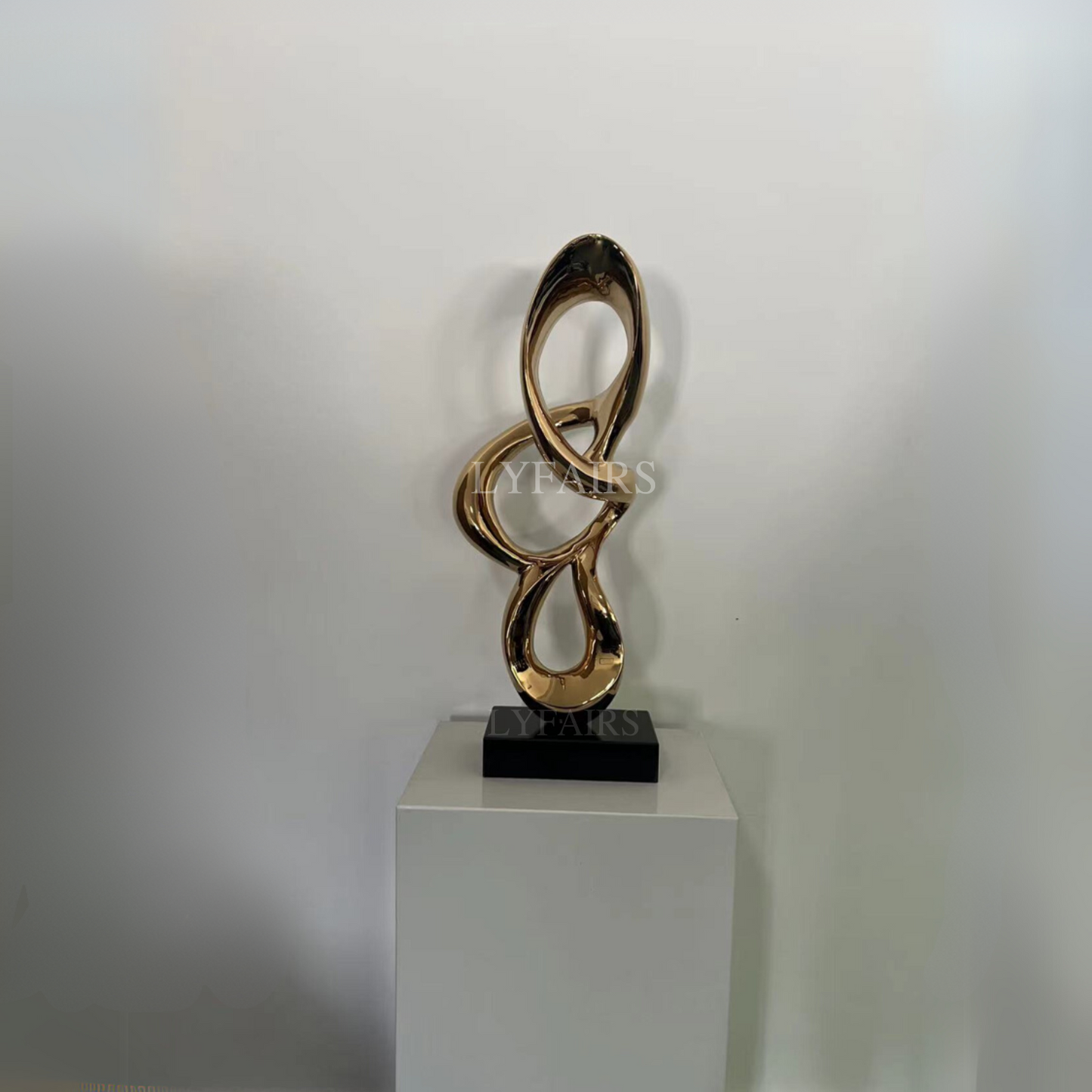 Sculpture abstraite en acier inoxydable galvanisé doré