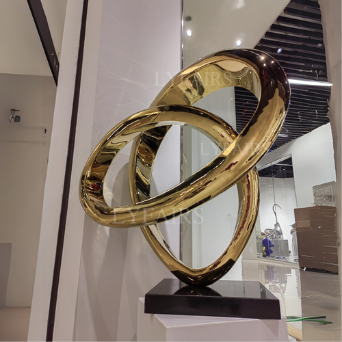 Scultura moderna in acciaio inossidabile con anelli incrociati