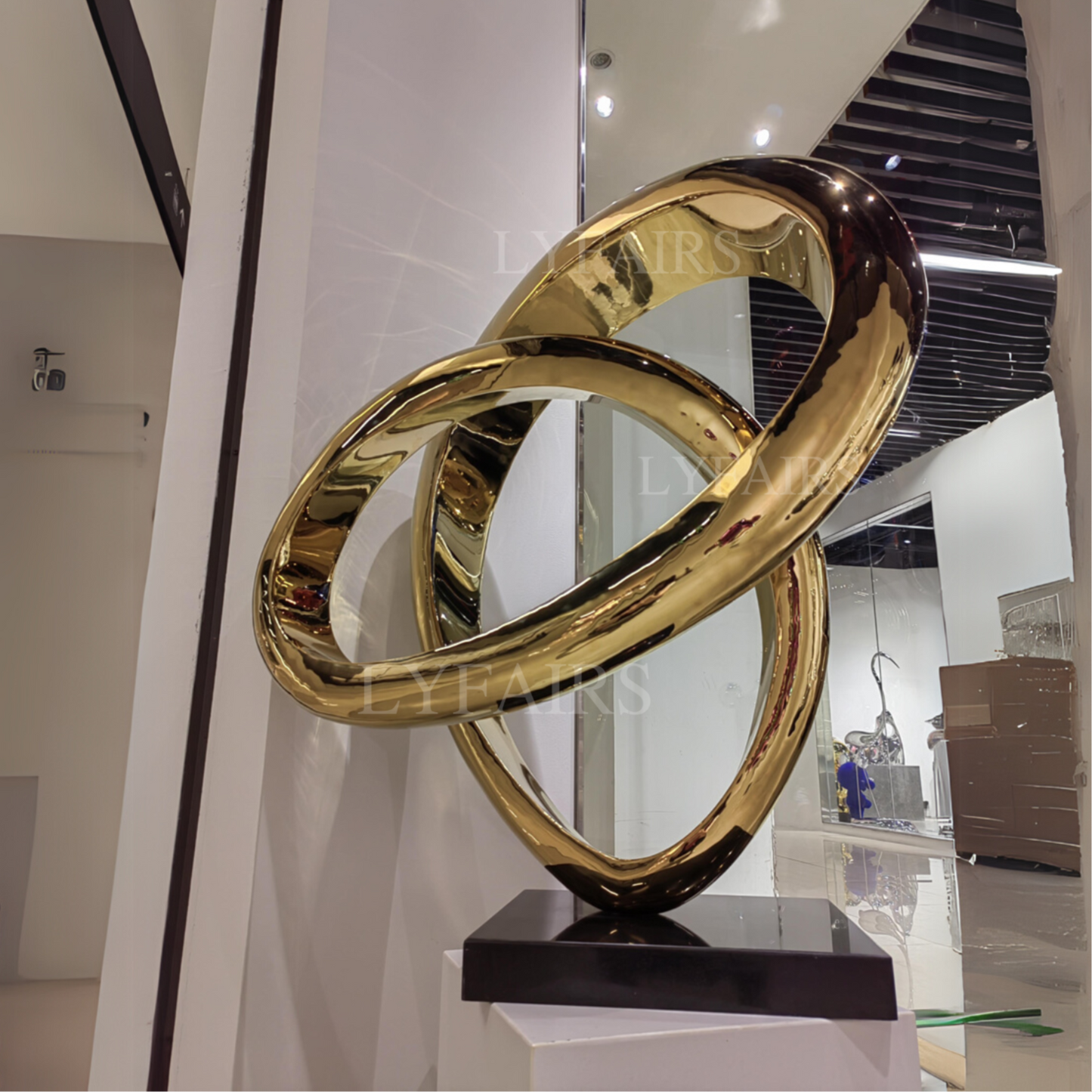 Scultura moderna in acciaio inossidabile con anelli incrociati