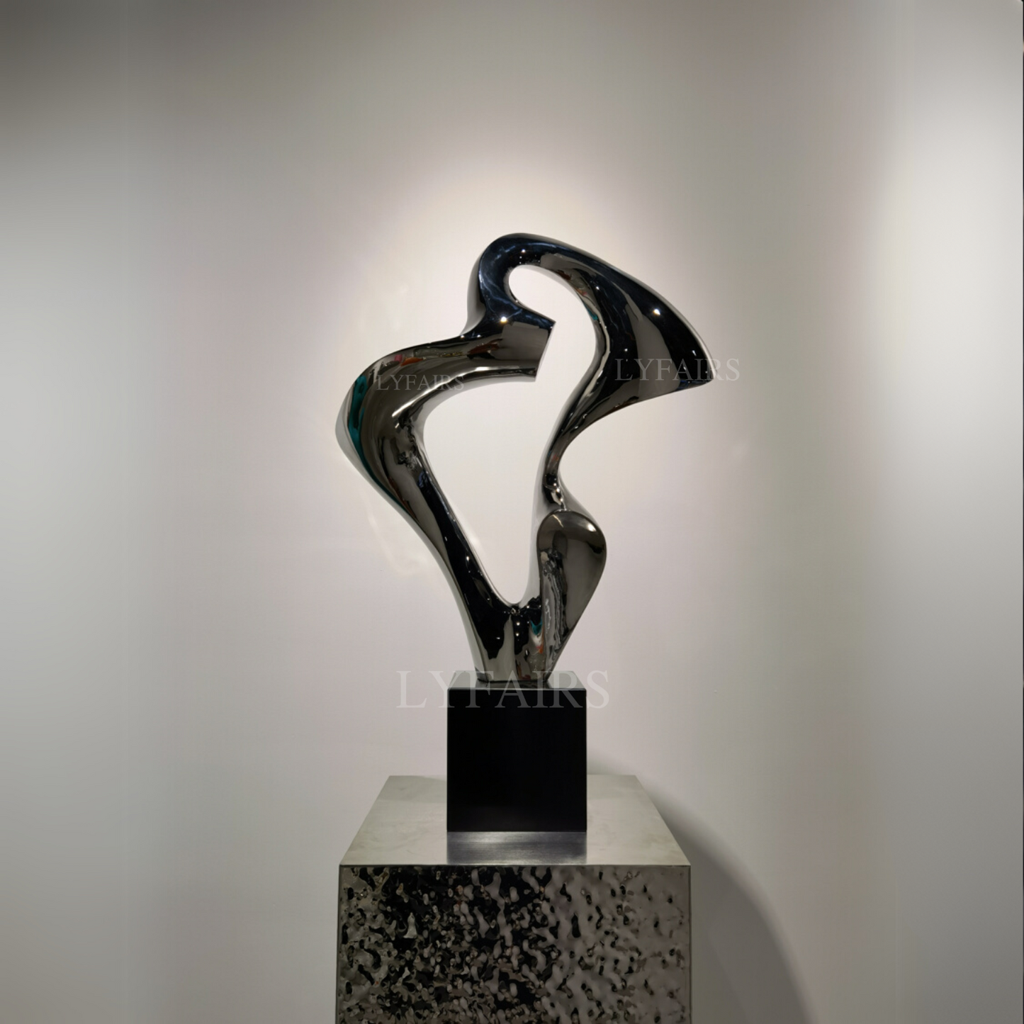 Scultura artistica di forma fluida e metallica elegante