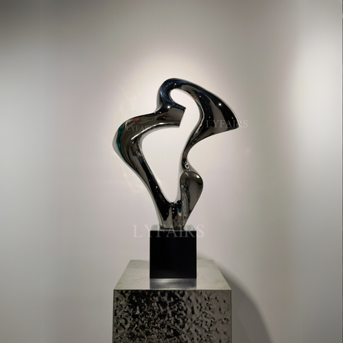 Scultura artistica di forma fluida e metallica elegante