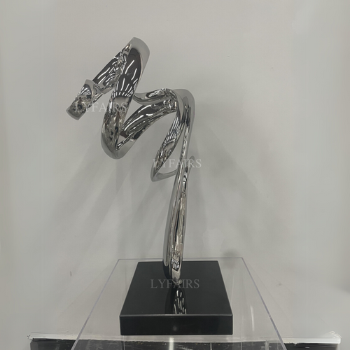 Scultura contemporanea a nastro intrecciato in acciaio inossidabile lucido ed elegante