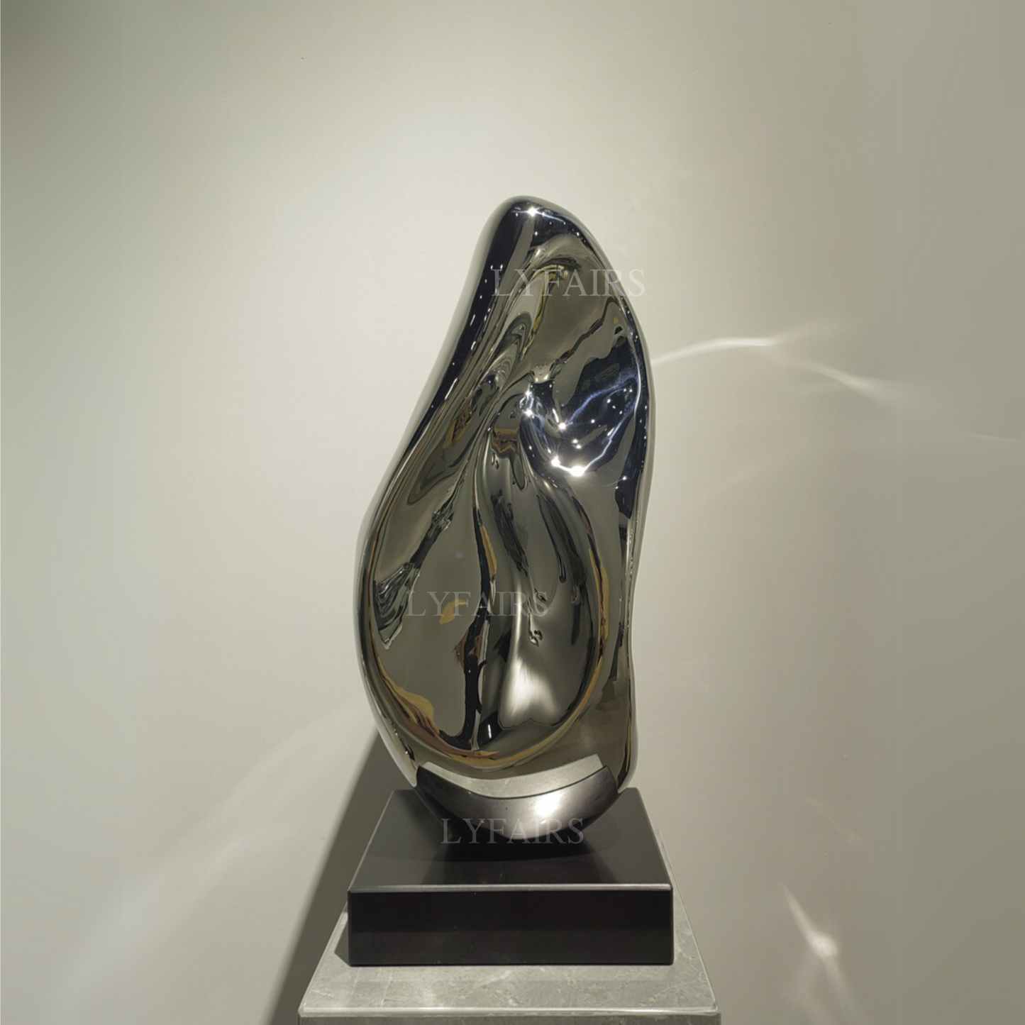 Sculpture contemporaine en forme de roche de rivière en acier inoxydable poli