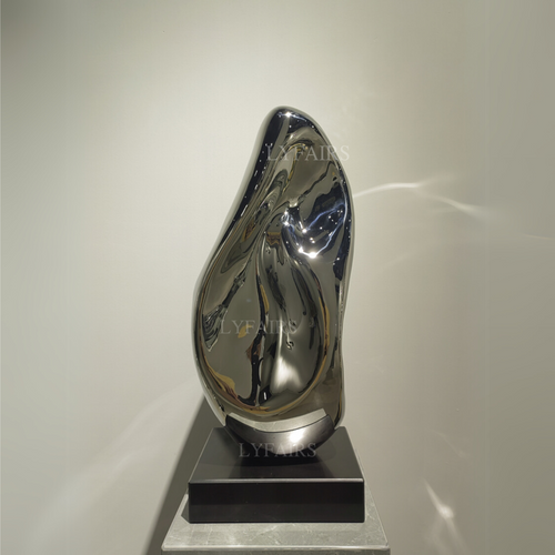 Sculpture contemporaine en forme de roche de rivière en acier inoxydable poli