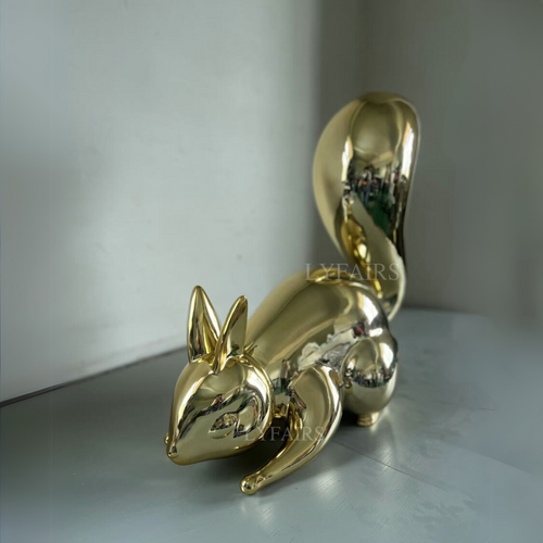 Scultura artistica in alluminio fuso dorato raffigurante uno scoiattolo