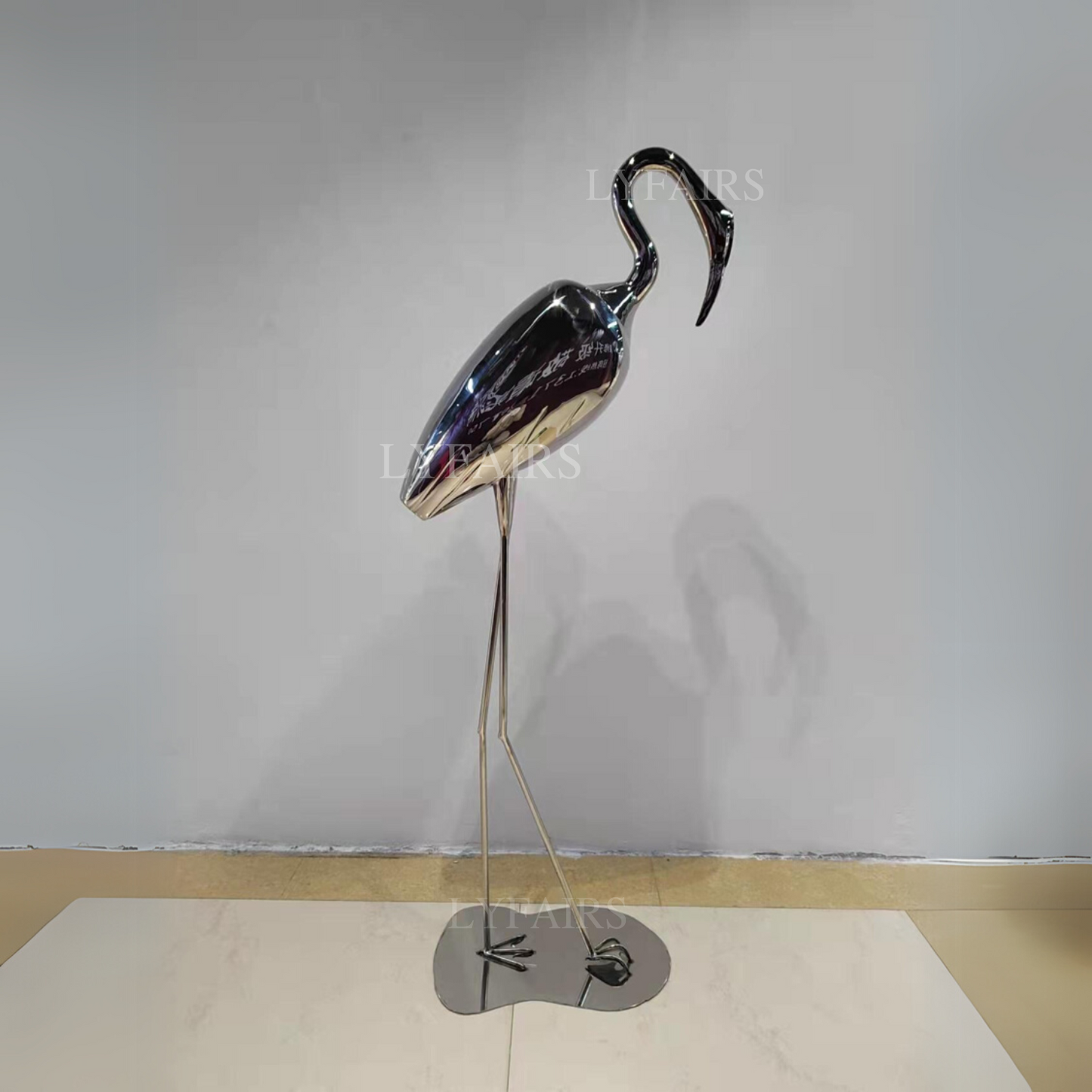 Sculpture artistique en acier inoxydable représentant une grue debout