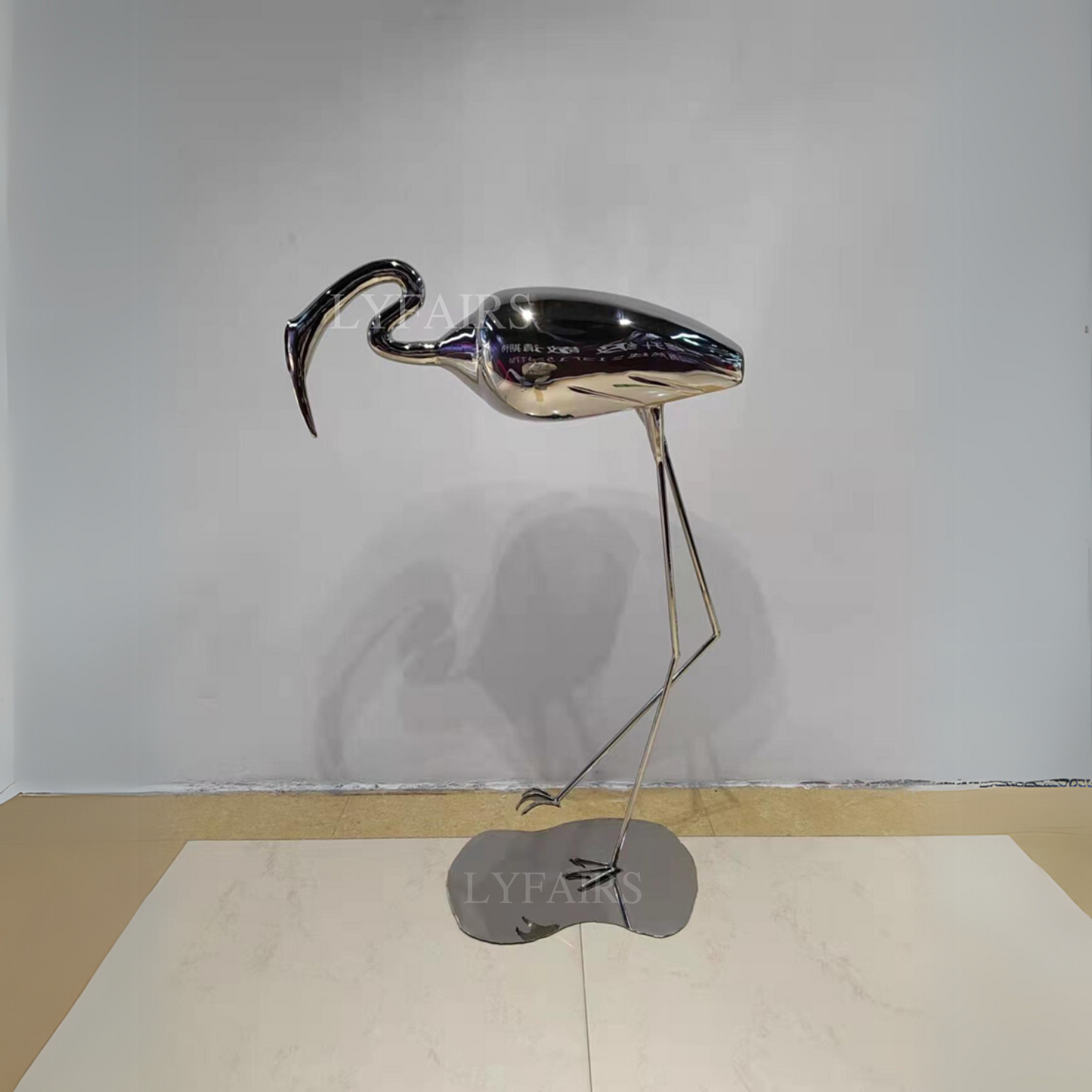 Sculpture artistique en acier inoxydable représentant une grue debout