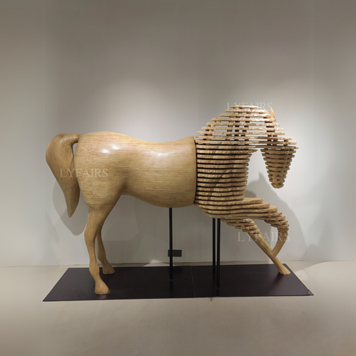 Scultura moderna di cavallo in legno segmentato
