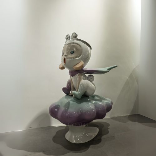 Scultura in fibra di vetro di una scimmia volante bizzarra