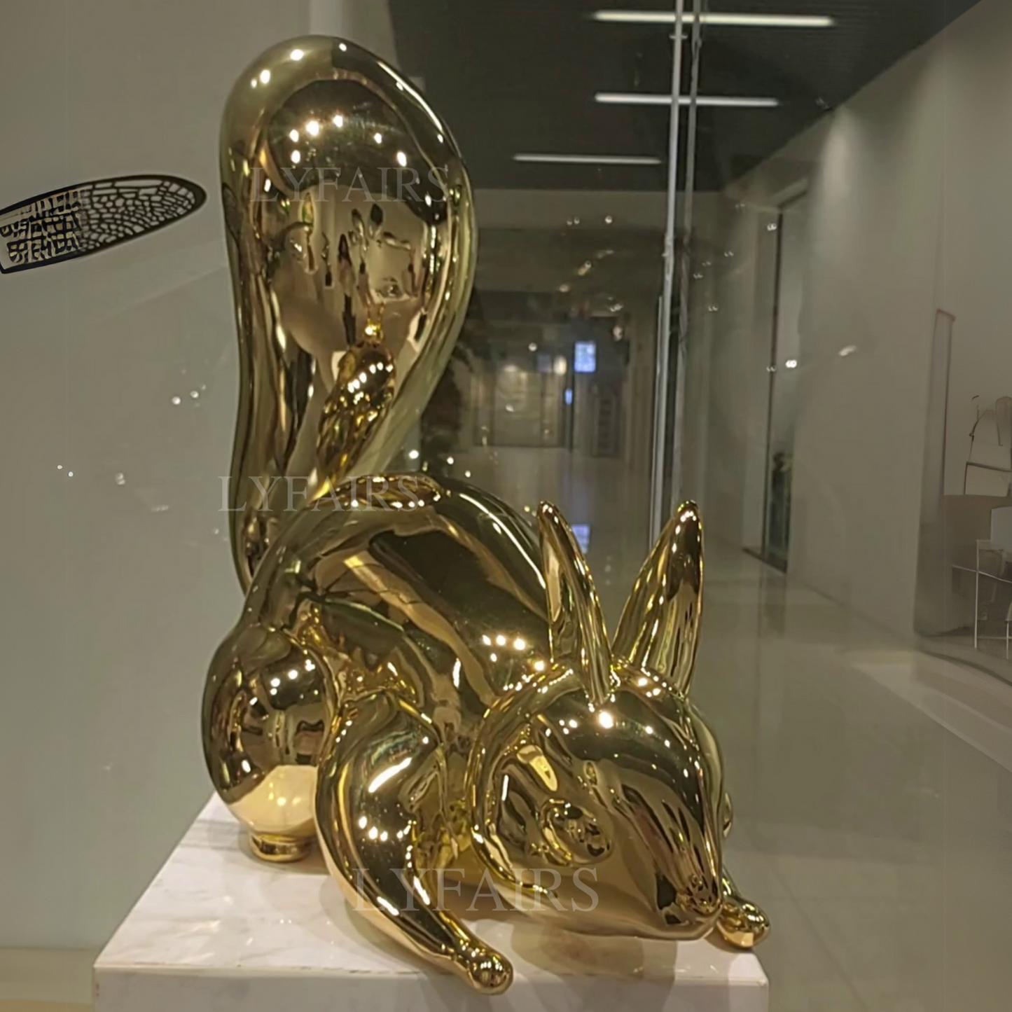 Scultura artistica in alluminio fuso dorato raffigurante uno scoiattolo