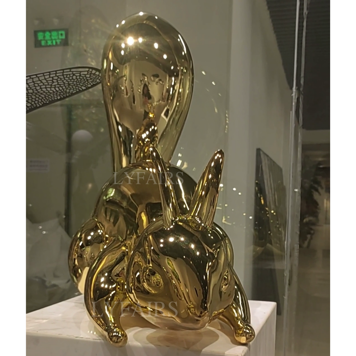 Scultura artistica in alluminio fuso dorato raffigurante uno scoiattolo