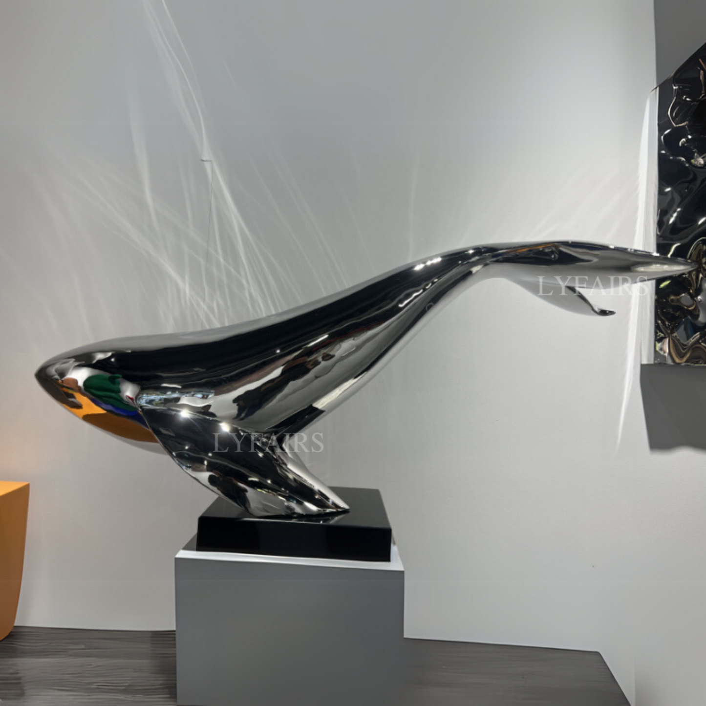 Élégante sculpture en acier inoxydable représentant une baleine nageuse