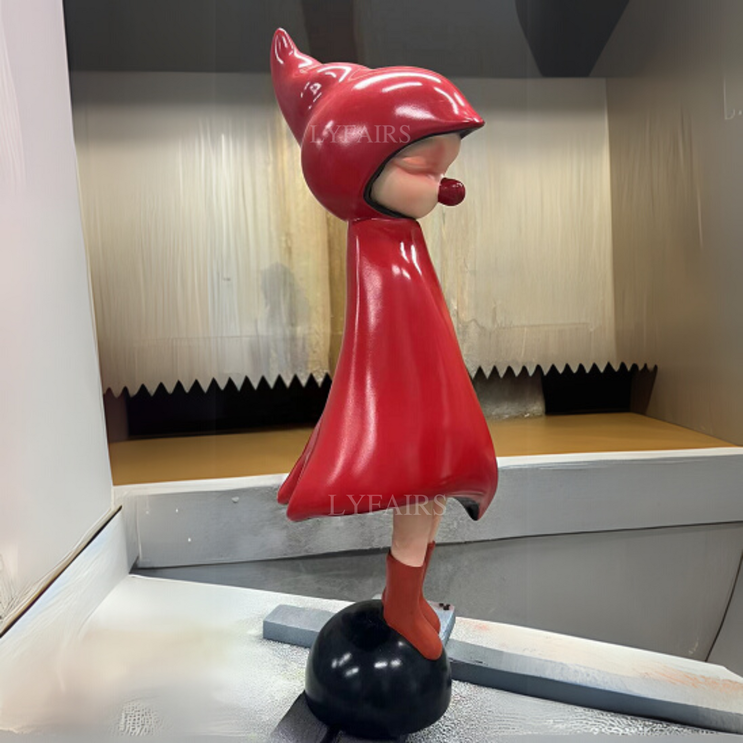 Adorable sculpture à capuche rouge sur base noire avec finition brillante