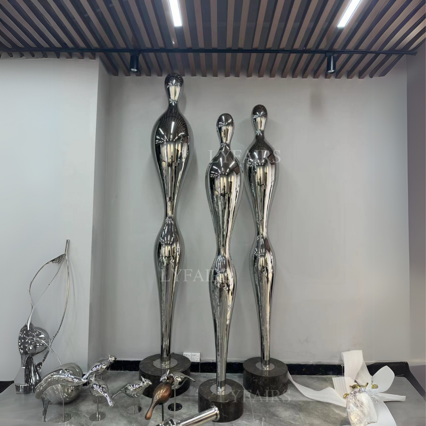 Silhouettes métalliques élégantes de l'humanité abstraite