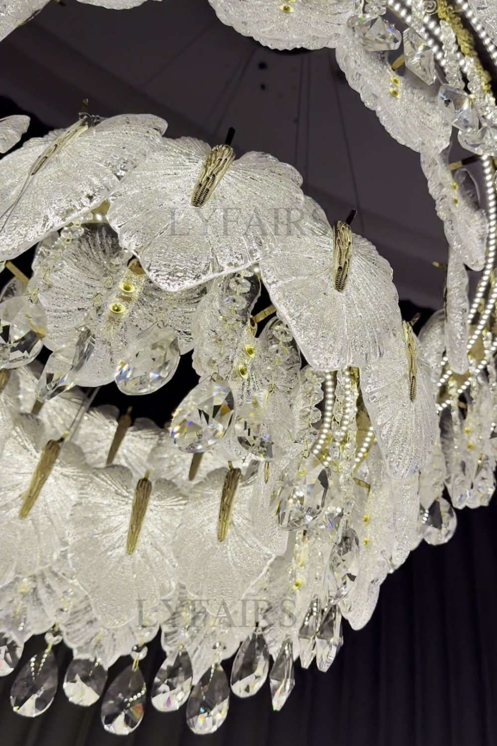 Lustre cascade luxueux en cristal à plusieurs niveaux, fabriqué à la main, en forme de feuille de verre