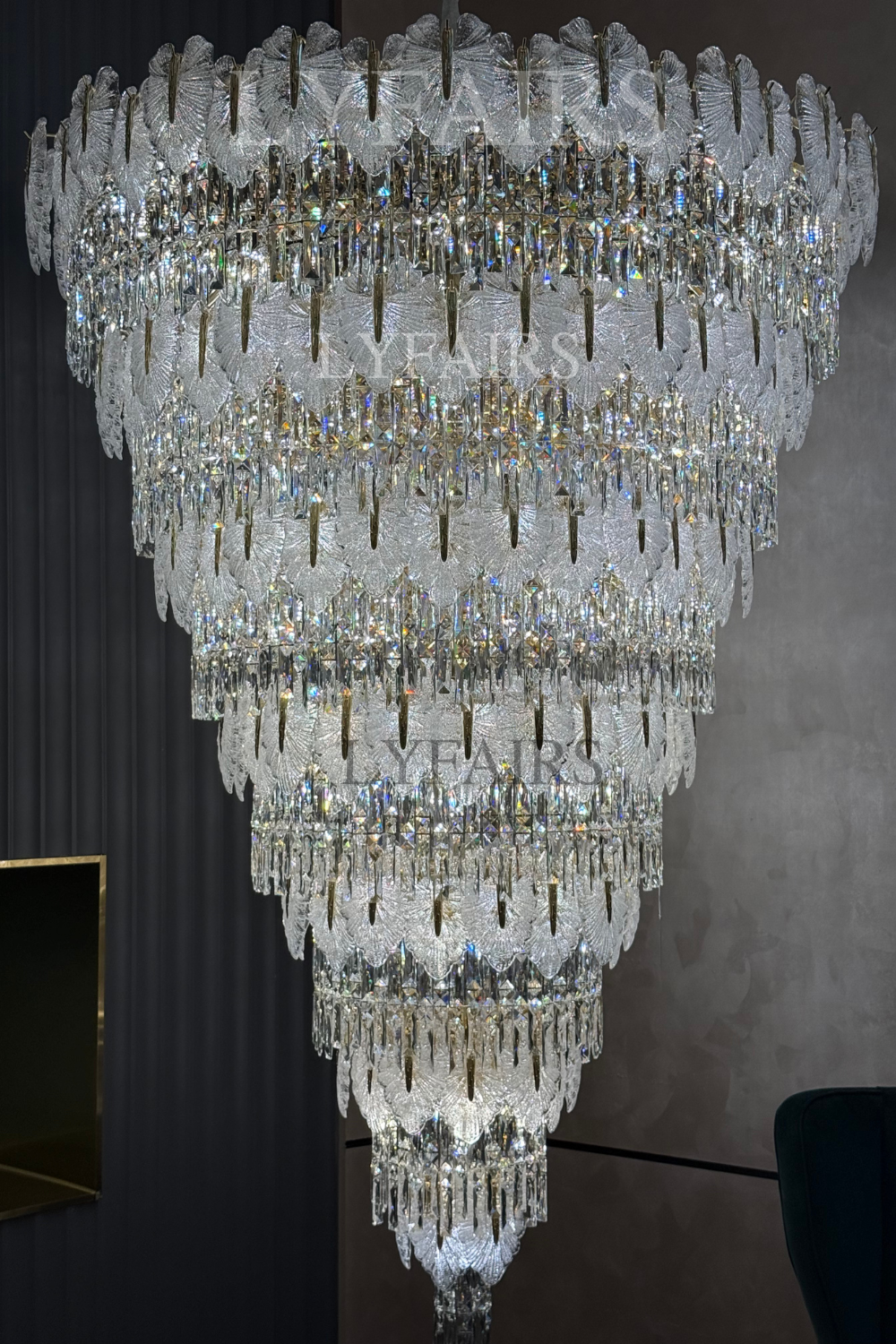 Lustre cascade luxueux en cristal à plusieurs niveaux, fabriqué à la main, en forme de feuille de verre