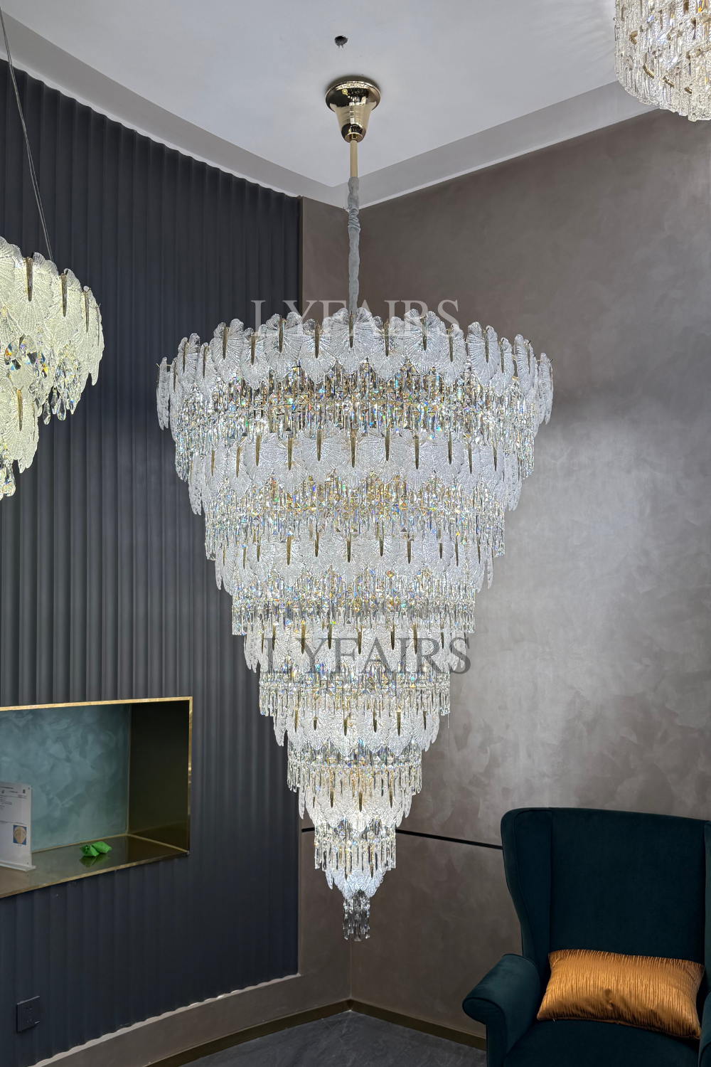 Lustre cascade luxueux en cristal à plusieurs niveaux, fabriqué à la main, en forme de feuille de verre