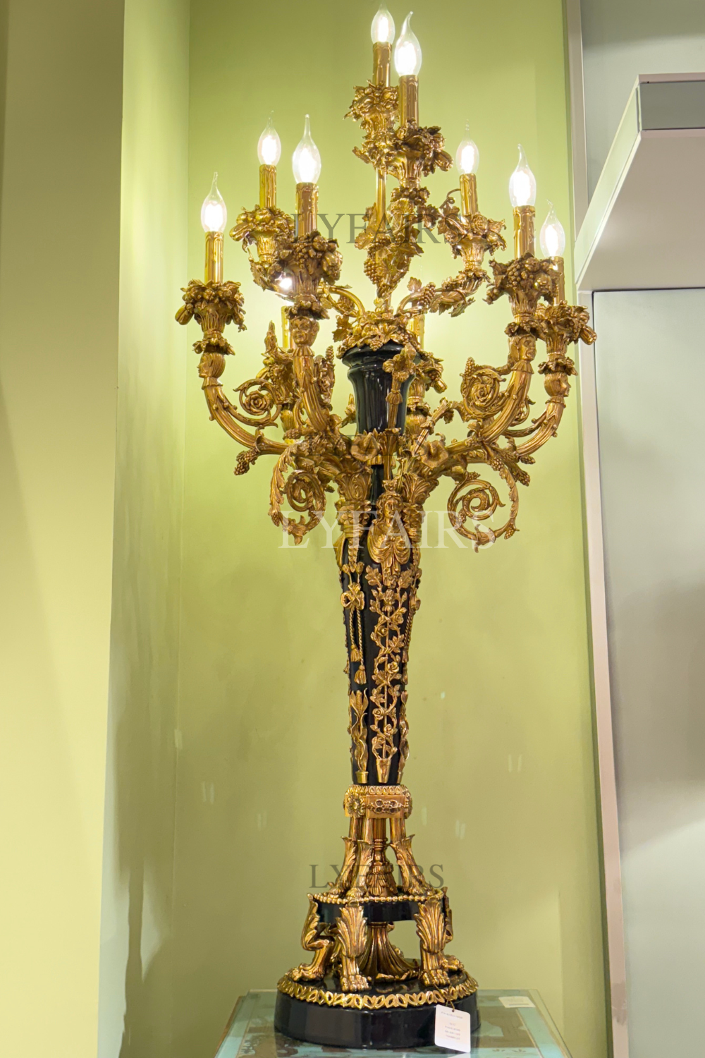 Lampada da tavolo in stile barocco LYFAIRS x FH&Home con squisita decorazione in ottone intagliato a forma di vite