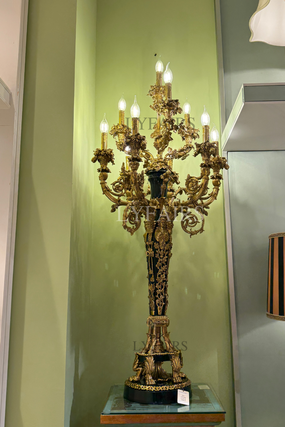 Lampada da tavolo in stile barocco LYFAIRS x FH&Home con squisita decorazione in ottone intagliato a forma di vite