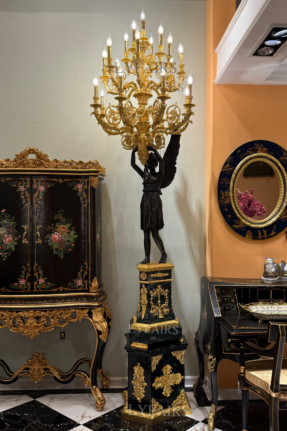 Lampada da terra a torcia in ottone Ebon Seraph di LYFAIRS x FH&Home